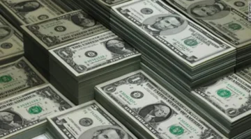 تباين أسعار الدولار بين البنوك والسوق السوداء في تعاملات الخميس الماضي